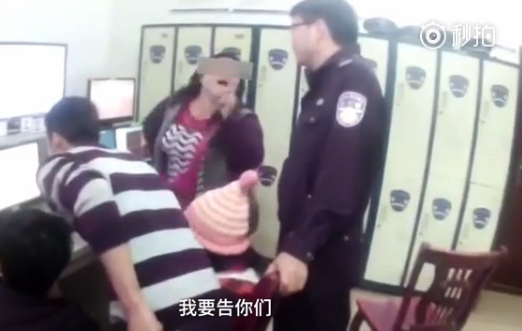 在所有招式无效后，女子伊某开始放大招：脱衣服……