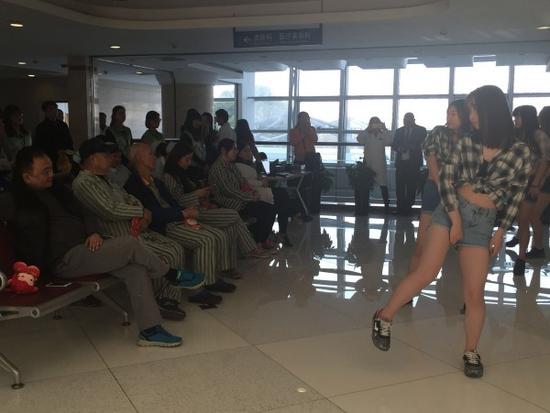 图为医院联欢现场。