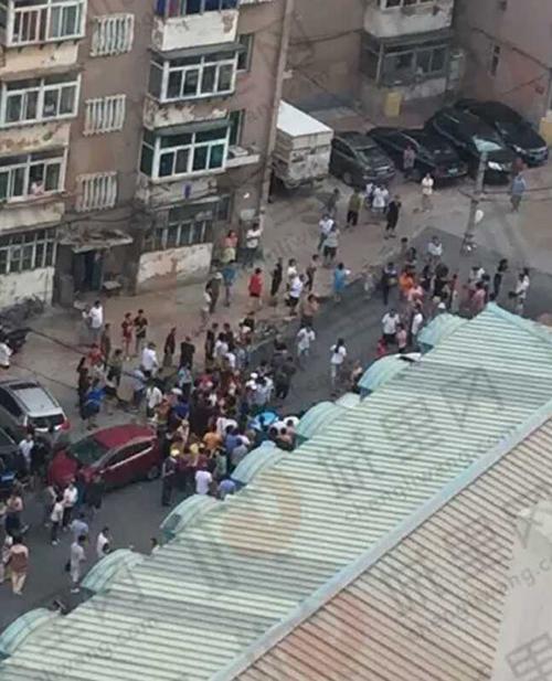 大连警方开枪击倒醉酒铁锤男 一群众被误伤