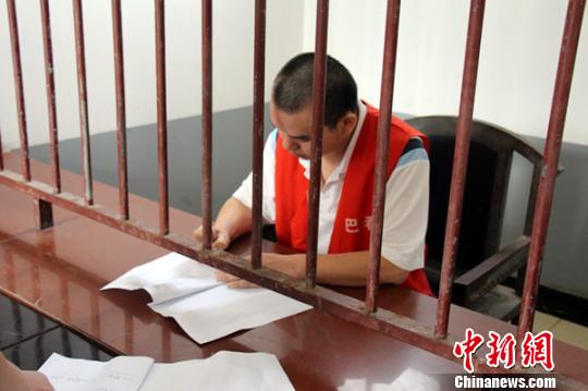 看守所里的黄某后悔莫及胡军摄