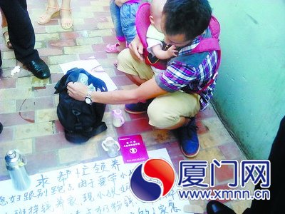 老婆负气离家出走男子带两女儿摆摊“求领养”