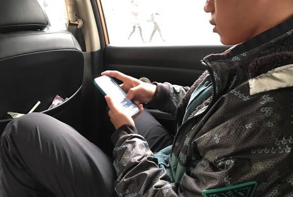 男子偷走女网友手机发现不雅照：你完了